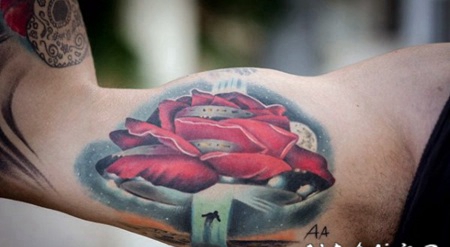 大臂彩色的花形外星飞船与人类纹身图案