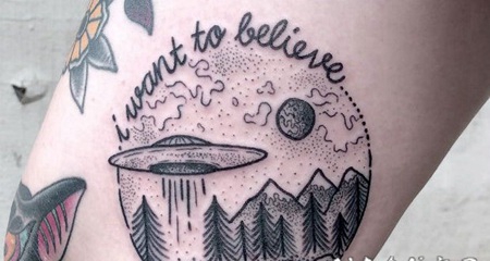 圆形黑色点刺山林和外星飞船纹身图案