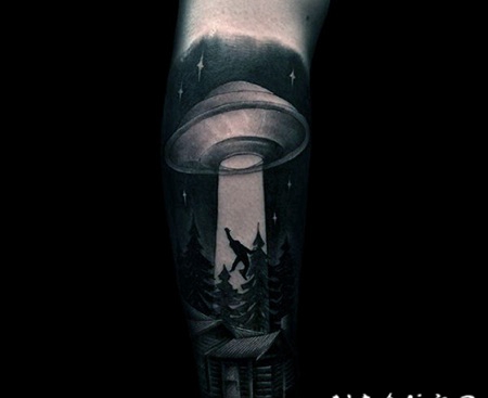 手臂黑白外星飞船与人类和房子纹身图案