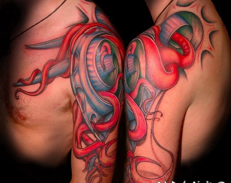 男性肩部奇怪的彩绘外星生物纹身图案