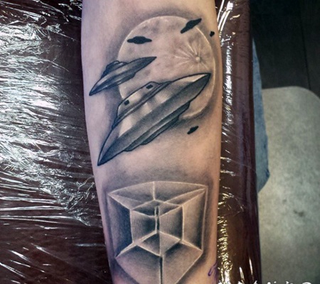 手臂可怕的黑白外星人飞船与神秘立方体纹身图案