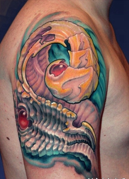 大臂彩色设计的外星骨骼纹身图案