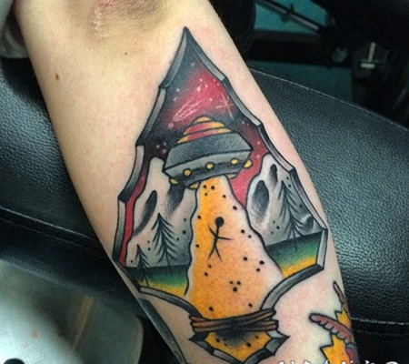 old school有趣的彩色外星飞船纹身图案