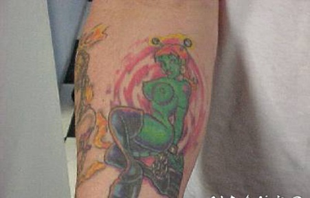 绿色的裸体外星人女孩纹身图案