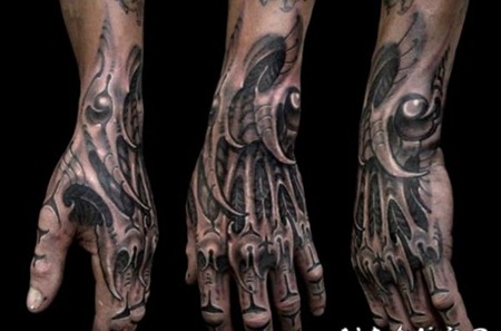 手背华丽的黑色外星人骨架纹身图案