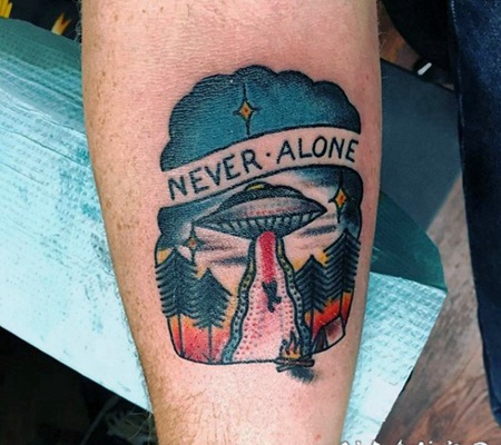 old school外星飞船与人类和字母手臂纹身图案