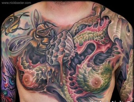 胸部彩绘蜜蜂与奇怪的外星植物纹身图案