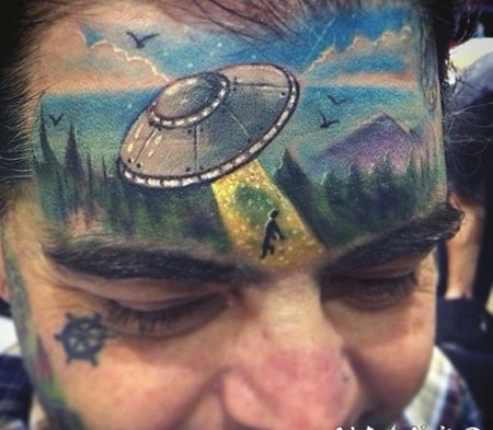 头部不寻常的彩色外星飞船与风景纹身图案
