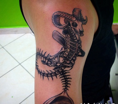 手臂黑色的外星人骨架个性纹身图案