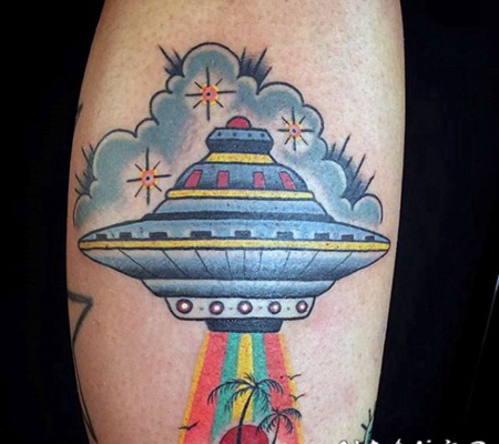小腿彩色卡通外星飞船与小岛纹身图案