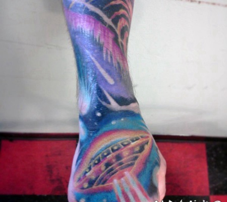 手部很酷的多彩幻想外星人飞船纹身图案