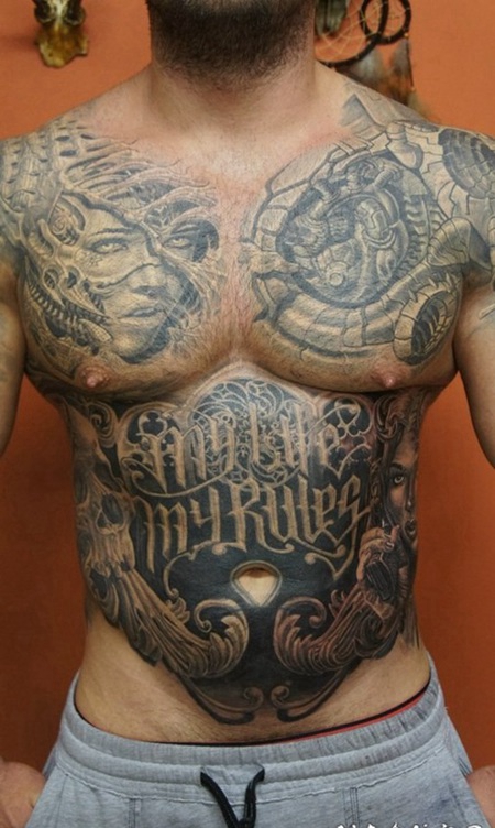 胸部和腹部大面积生物力学和字母黑白纹身图案