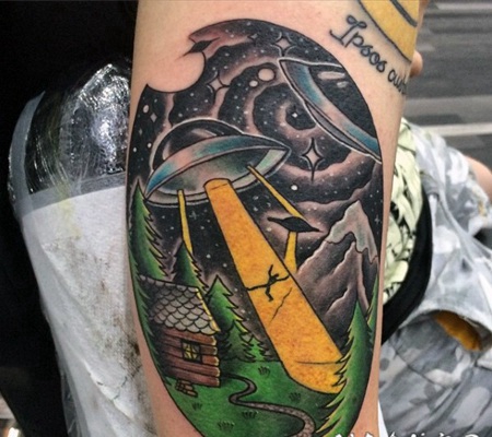 old school五彩的外星飞船和人类纹身图案