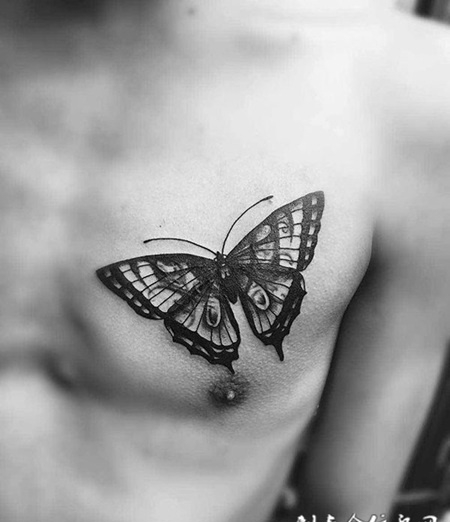 化茧成蝶，胸部写实蝴蝶纹身图案