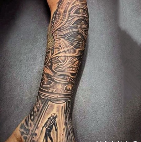 手臂非常可怕的黑色外星飞船窃取人类纹身图案