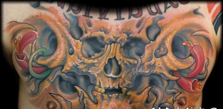 胸部彩色的外星人骷髅纹身图案