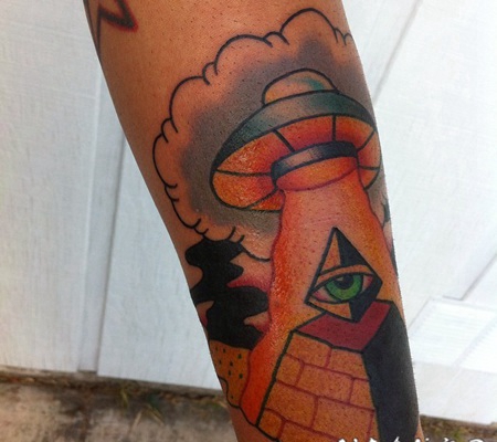 old school彩色外星人飞船与神秘金字塔纹身图案