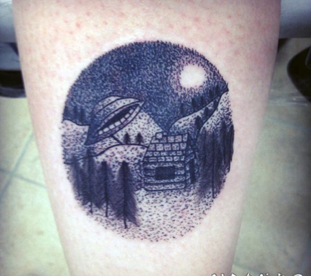 小腿黑白点刺飞船和房屋纹身图案