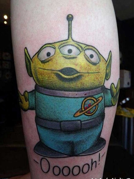 彩色的卡通小外星人和字母小腿纹身图案