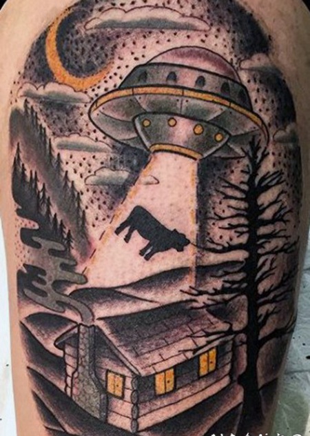 手臂不同寻常的彩色外星人飞船与牛纹身图案