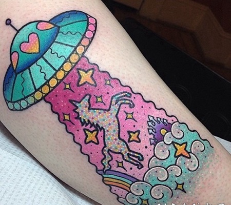 小腿卡通彩色的外星飞船和独角兽与星星纹身图案