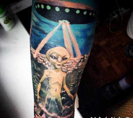 手臂漂亮的彩色外星人与飞船纹身图案