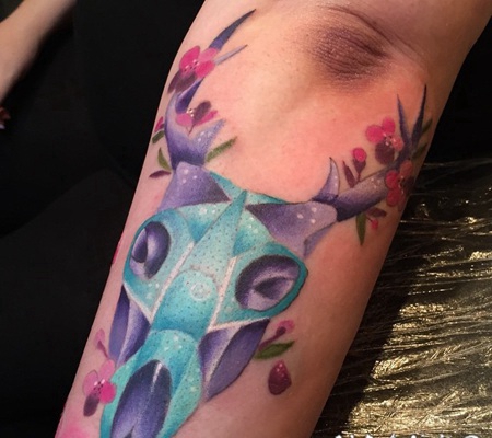 手臂绚丽多姿的外星动物头骨纹身图案