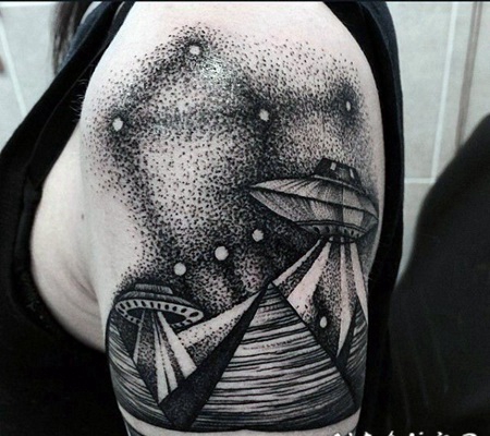 手臂黑白点刺宏伟的金字塔和外星飞船纹身图案