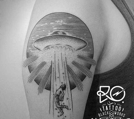 手臂线条式的黑色外星飞船和人类纹身图案