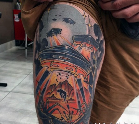 大腿不可思议的五彩外星人飞船纹身图案