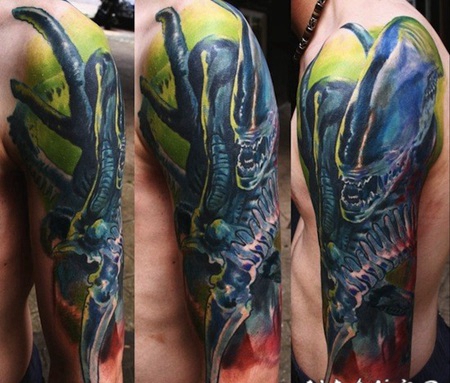 手臂漂亮的彩色邪恶外星人纹身图案