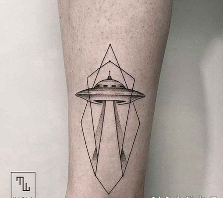 小腿经典的黑色外星帆船与几何纹身图案