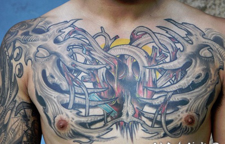 胸部彩色的骨骼与人类心脏纹身图案