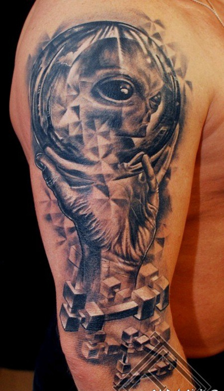 手臂黑色的外星生物和手纹身图案