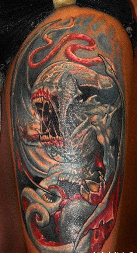 手臂惊人的彩色外星生物纹身图案