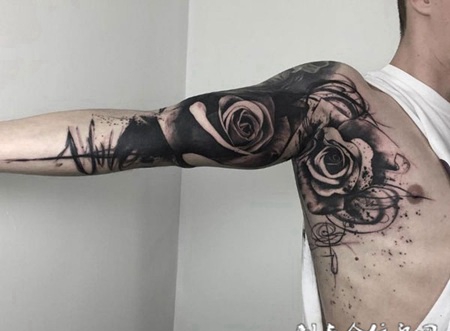 个性彰显，大臂黑灰泼墨玫瑰纹身