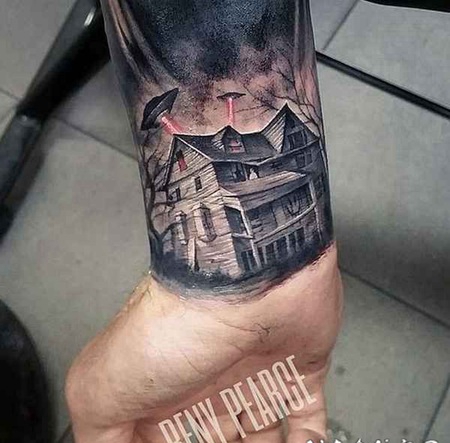 手腕写实风格的彩色外星飞船和房子纹身图案