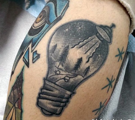 小腿黑色灯泡与夜森林和飞船纹身图案