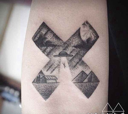 点刺风格的黑色十字形外星飞船和人类纹身图案