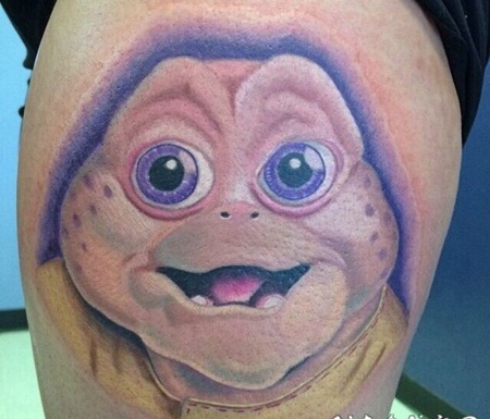 大腿卡通风格的外星人小婴儿纹身图案