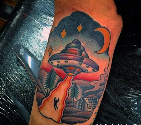 手臂彩色的外星人飞船与人类和夜空纹身图案