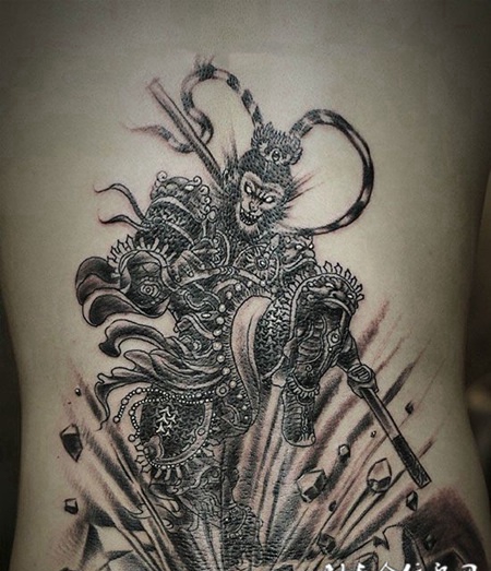 破石而出，后背斗战胜佛纹身图案