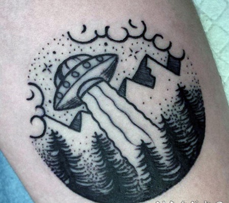 小腿黑色的简单外星人飞船与山脉纹身图案