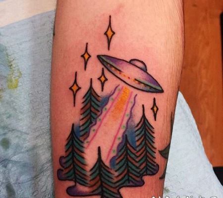 手臂五彩的外星飞船和森林纹身图案