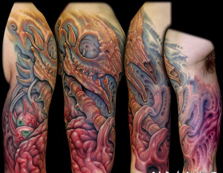 手臂彩色的外星生物头骨纹身图案
