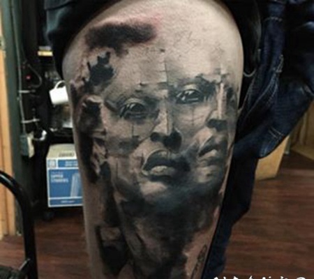 大腿超现实主义风格的黑白外星人纹身图案