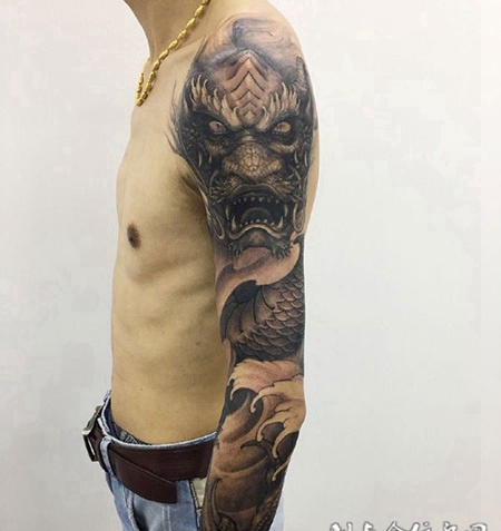 盘龙咆哮，个性黑灰神龙花臂纹身