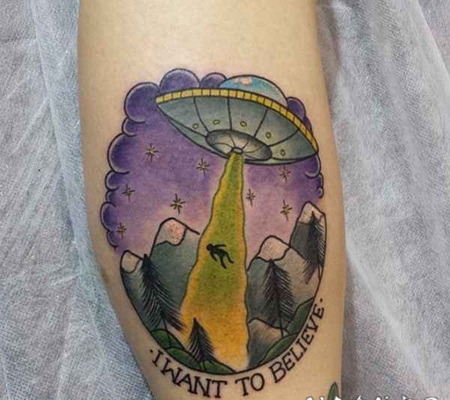 小腿插画风格彩色人类与外星飞船纹身图案