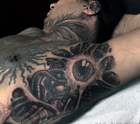 黑灰风格的外星眼睛个性纹身图案