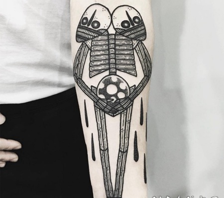 手臂可笑的两个头部外星人纹身图案